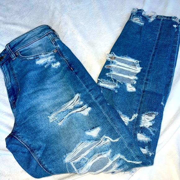 American Eagle Outfitters Denim - AMERICAN EAGLE VERY DISTRESSED WOMANS JEANS